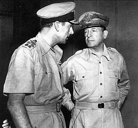 蒙巴顿出生于英国王室,母系是英国维多利亚女王直系,父系是德国巴滕