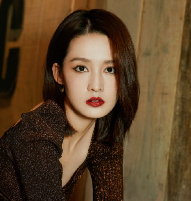 女明星画浓妆,杨紫变成熟,鞠婧祎反差大,袁冰妍得罪了造型师?