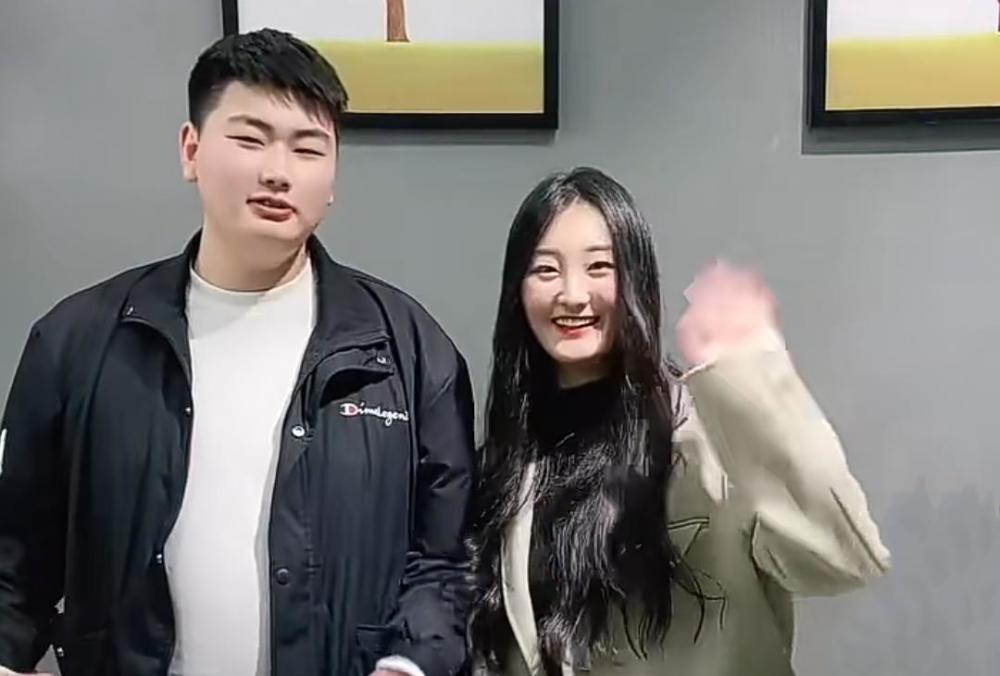 大衣哥儿媳当网红有野心,儿子一言不发成粉丝新宠!