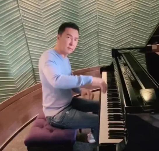 甄子丹|甄子丹分享儿子弹琴视频，父子俩眉眼十分相像，钢琴价值八十万