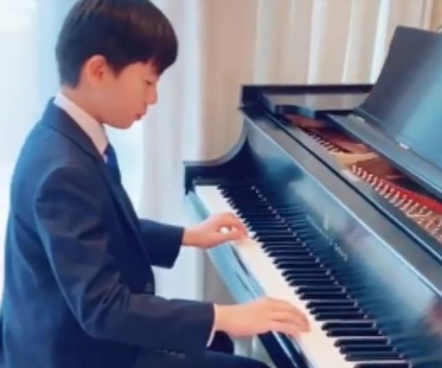 甄子丹|甄子丹分享儿子弹琴视频，父子俩眉眼十分相像，钢琴价值八十万