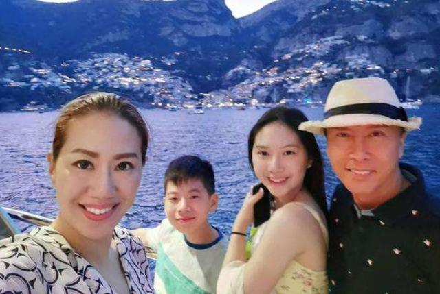 甄子丹|甄子丹分享儿子弹琴视频，父子俩眉眼十分相像，钢琴价值八十万