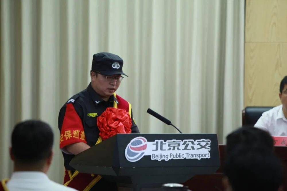 李斌|勇斗持刀歹徒，公交乘务管理员李斌：只能说这件事我处理得还行