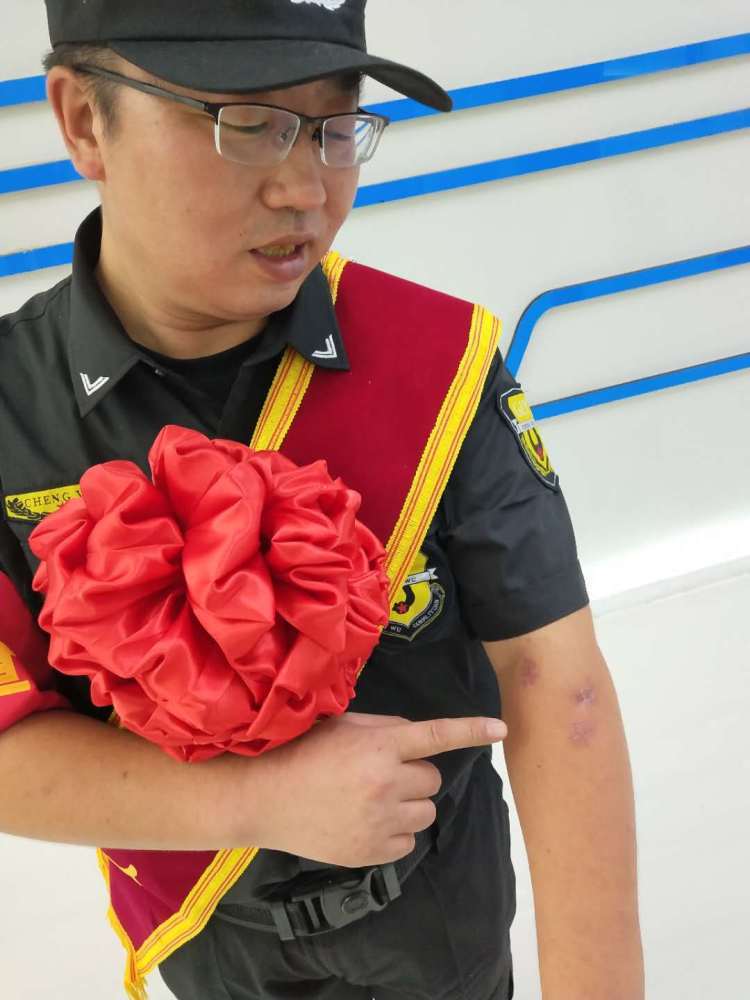 李斌|勇斗持刀歹徒，公交乘务管理员李斌：只能说这件事我处理得还行