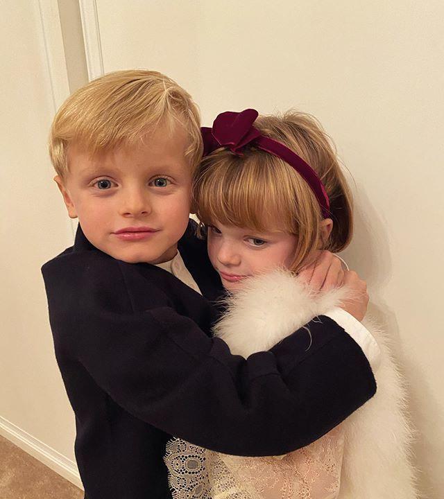 摩纳哥5岁王子环抱龙凤胎姐姐,超宠溺,小公主变身软萌"贵妇"