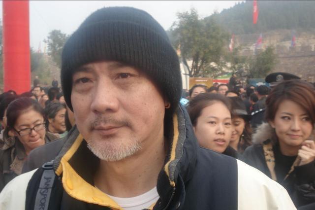 1982年,32岁徐少强哄骗17岁雪梨,承诺:孩子一出生就和原配离婚