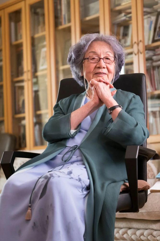 和恩师顾随一样,叶先生讲课从来不看课本,所有的诗句从她嘴里蹦出来