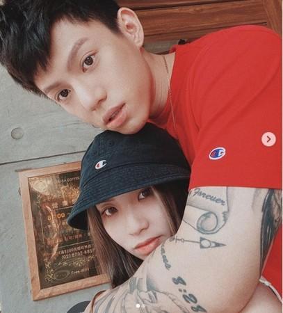 陈芳语高调放闪男友甜蜜搂脖 网一看大惊:手放哪里!