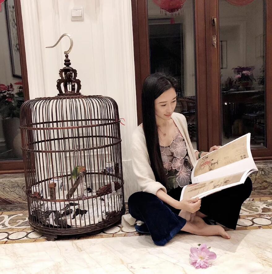 张纪中|张纪中小31岁娇妻产后一月晒美照，腹部零赘肉秀细腰绝美好身材！