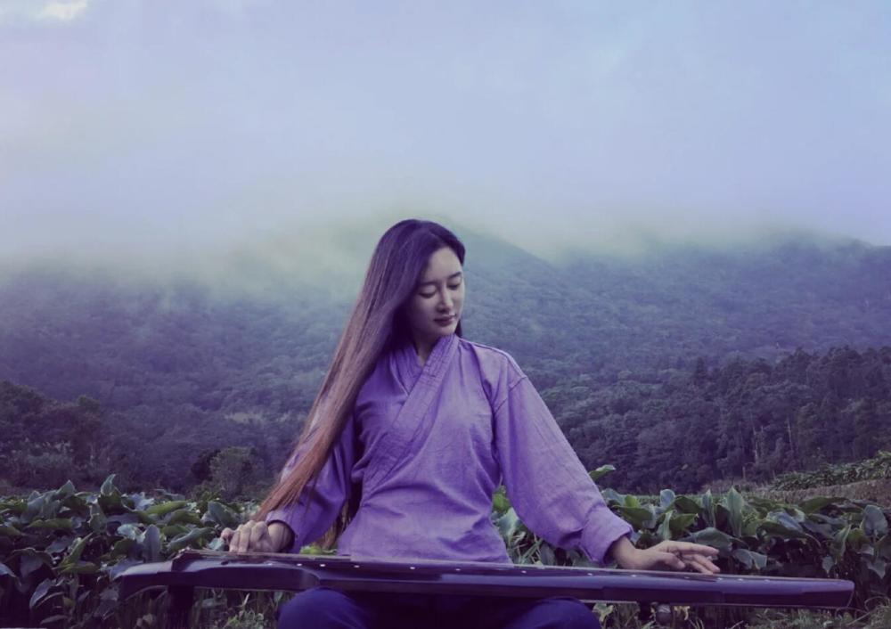 张纪中|张纪中小31岁娇妻产后一月晒美照，腹部零赘肉秀细腰绝美好身材！