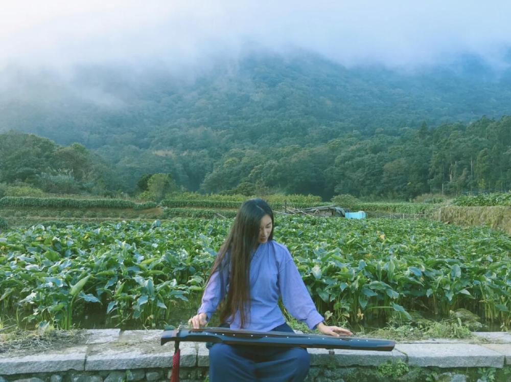 张纪中|张纪中小31岁娇妻产后一月晒美照，腹部零赘肉秀细腰绝美好身材！