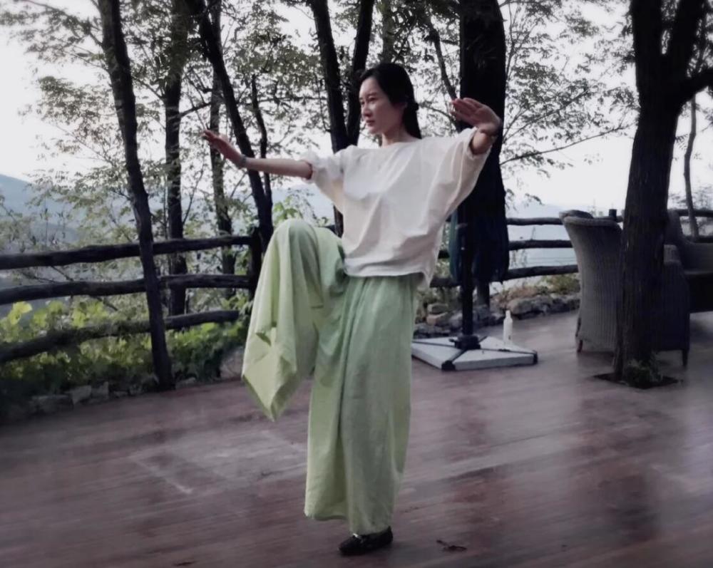 张纪中|张纪中小31岁娇妻产后一月晒美照，腹部零赘肉秀细腰绝美好身材！