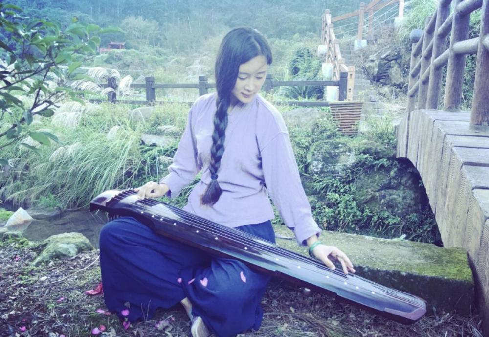 张纪中|张纪中小31岁娇妻产后一月晒美照，腹部零赘肉秀细腰绝美好身材！