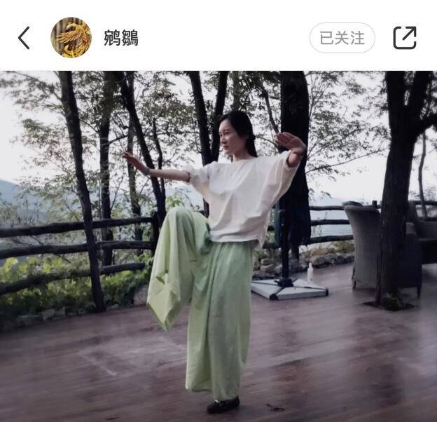 张纪中|张纪中小31岁娇妻产后一月晒美照，腹部零赘肉秀细腰绝美好身材！