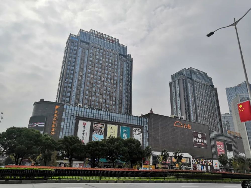 最近的商业综合体就是奥体中心地铁站旁的奥体天虹广场和新力都荟广场