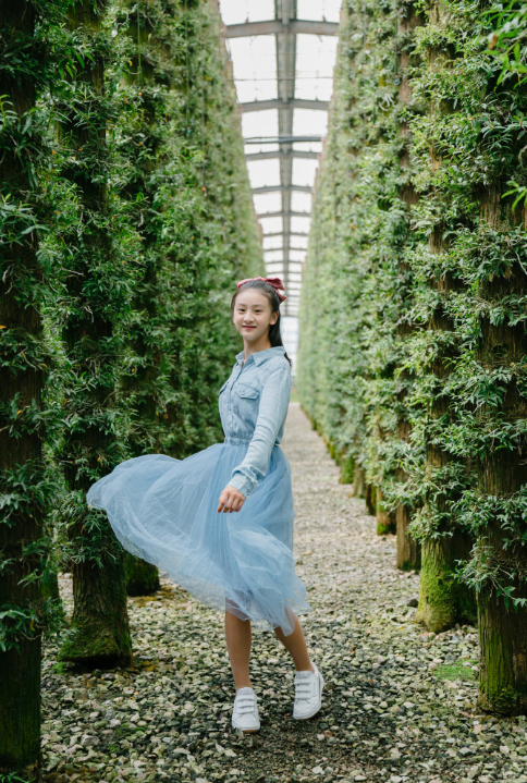 森碟|田亮女儿森碟出席绘画活动，扎麻花辫身高抢眼，手握网球拍元气满满