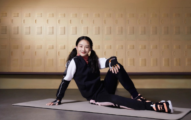 森碟|田亮女儿森碟出席绘画活动，扎麻花辫身高抢眼，手握网球拍元气满满