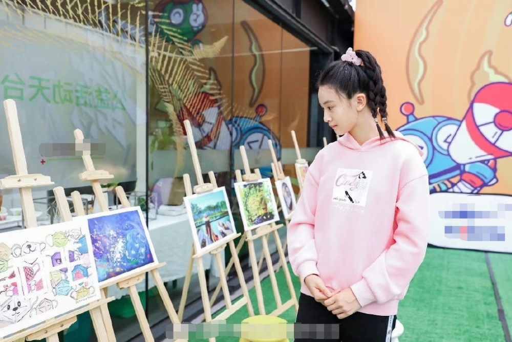 森碟|田亮女儿森碟出席绘画活动，扎麻花辫身高抢眼，手握网球拍元气满满