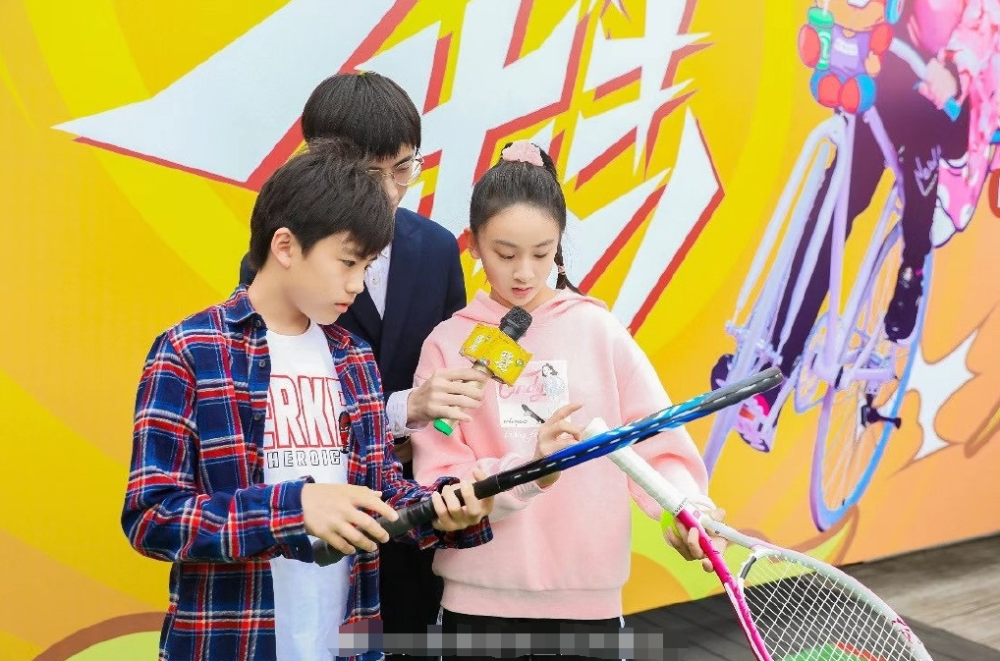 森碟|田亮女儿森碟出席绘画活动，扎麻花辫身高抢眼，手握网球拍元气满满