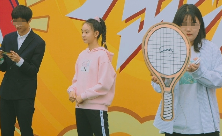 森碟|田亮女儿森碟出席绘画活动，扎麻花辫身高抢眼，手握网球拍元气满满