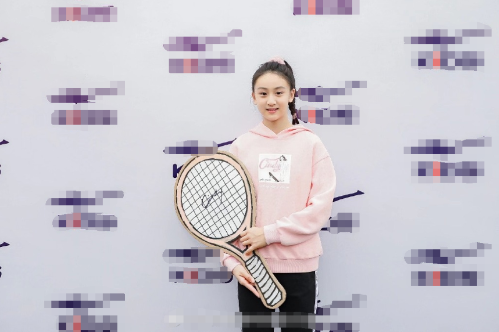 森碟|田亮女儿森碟出席绘画活动，扎麻花辫身高抢眼，手握网球拍元气满满