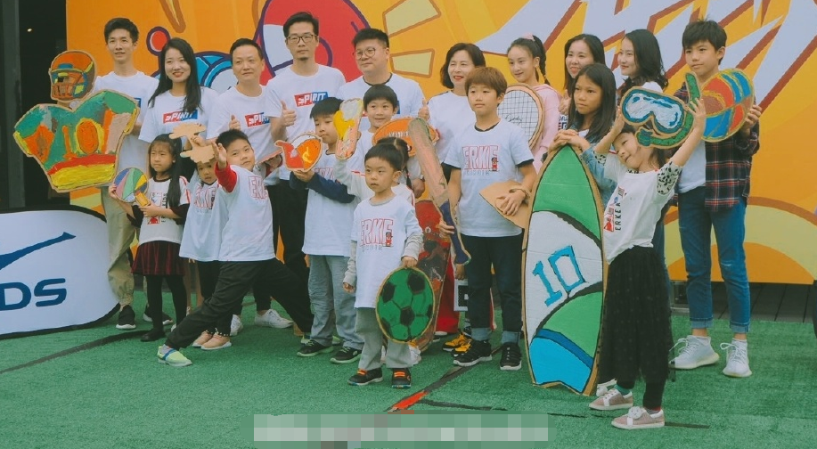 森碟|田亮女儿森碟出席绘画活动，扎麻花辫身高抢眼，手握网球拍元气满满