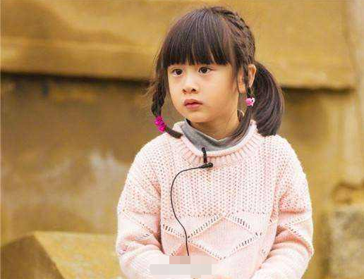 森碟|田亮女儿森碟出席绘画活动，扎麻花辫身高抢眼，手握网球拍元气满满