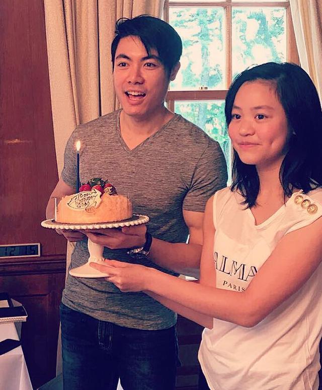 大刘女儿18岁生日,吕丽君邀帅哥出席趴体,两人多张合照曝光关系匪浅