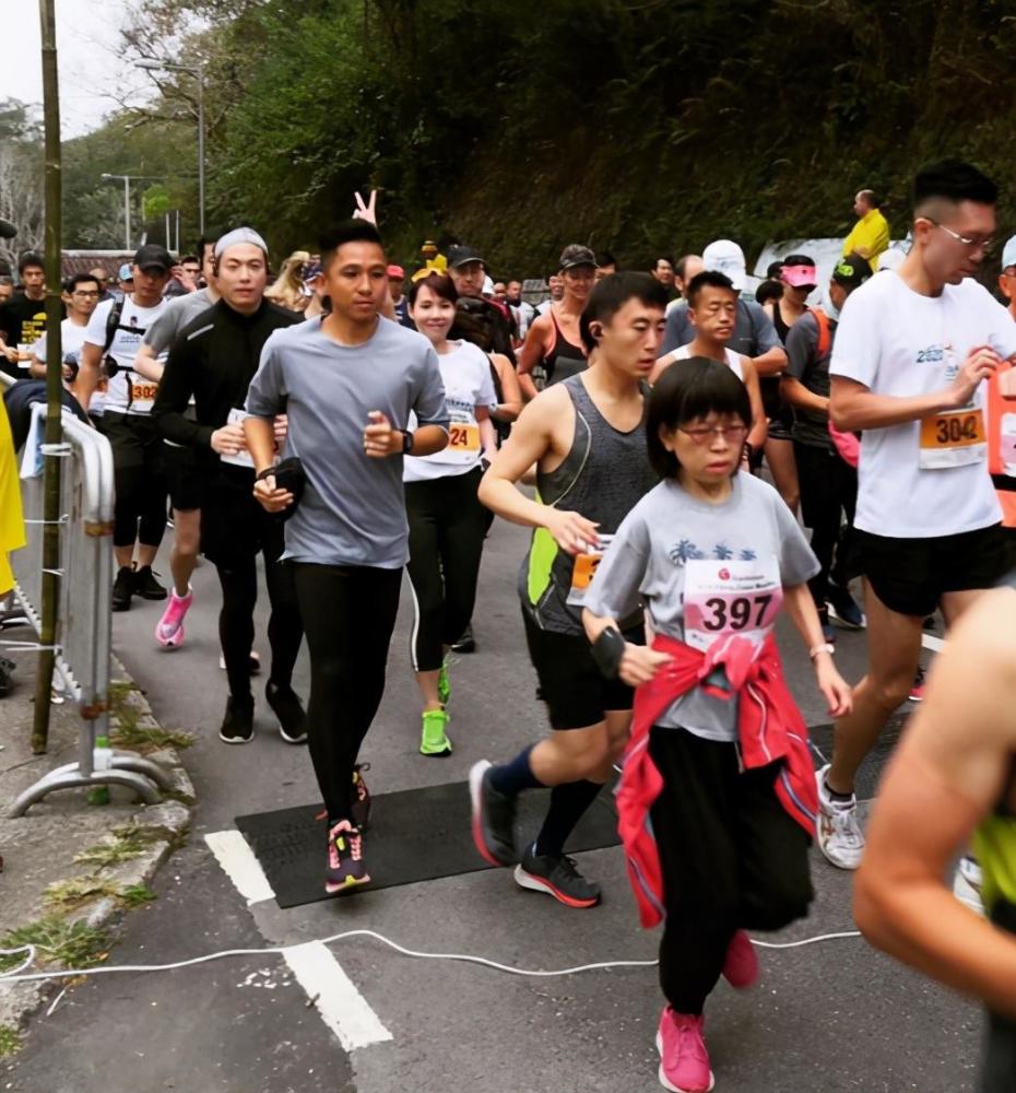 刘銮雄|大刘女儿18岁生日，吕丽君邀帅哥出席趴体，两人多张合照曝光关系匪浅