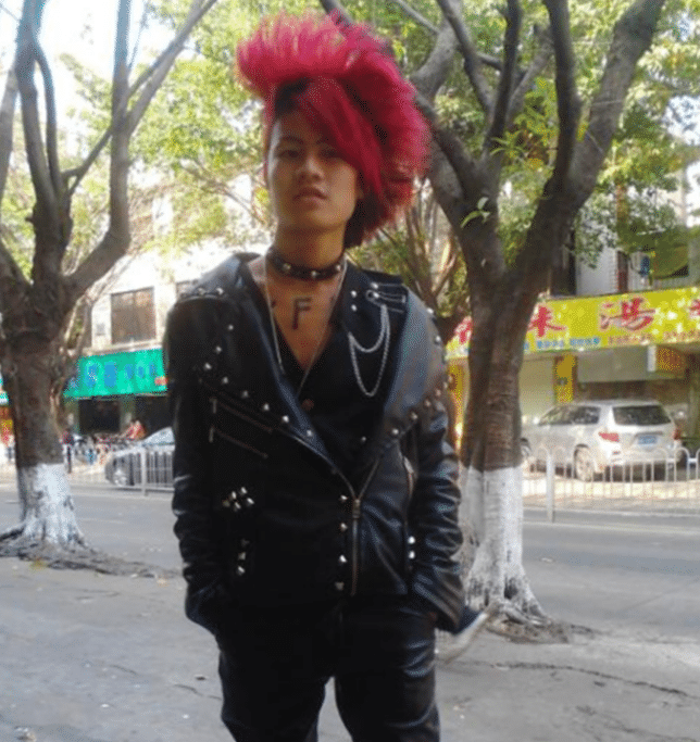 那个曾创造"杀马特"的小伙,拒绝了富婆的追求,过得如何