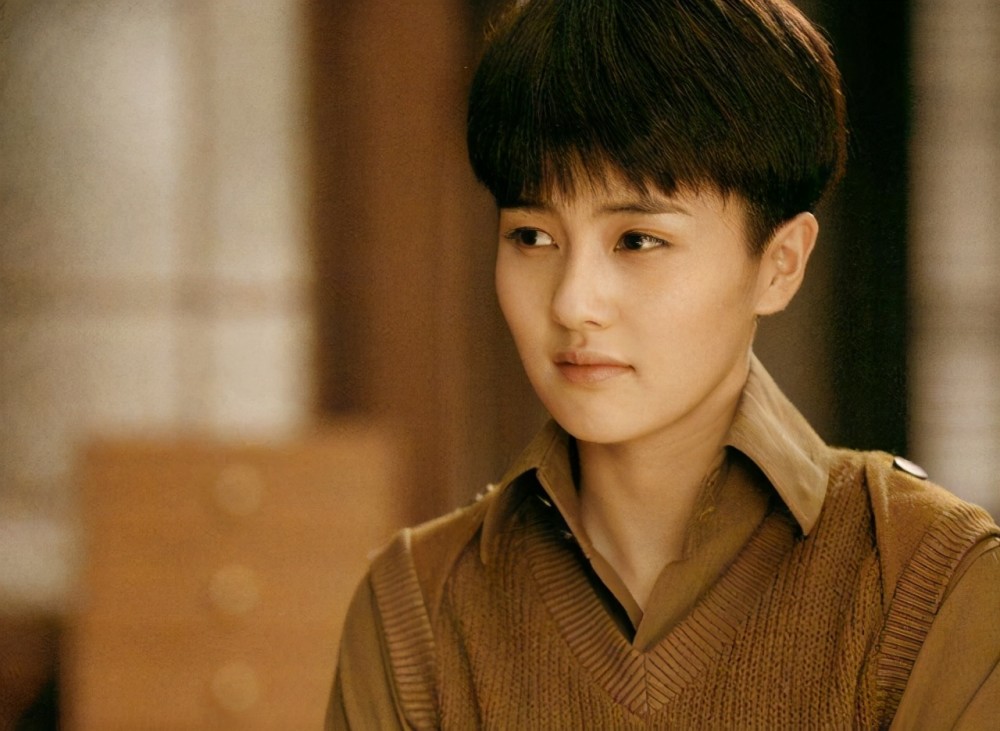 白鹿职场御姐范甜美帅气切换自如从招摇到半糖女霸总人设不倒