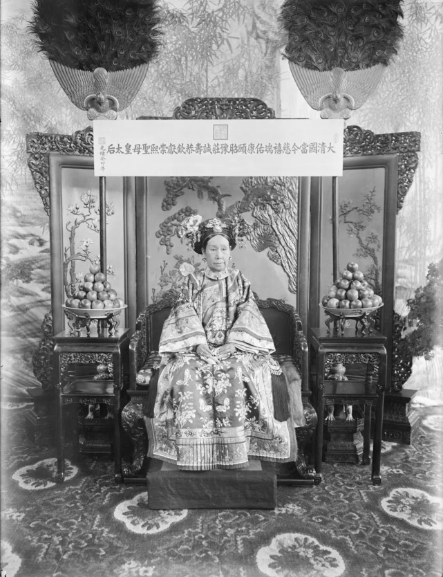 的牌匾上有"大清国当今慈禧端佑康颐昭豫庄诚寿恭钦献崇熙圣母皇太后"