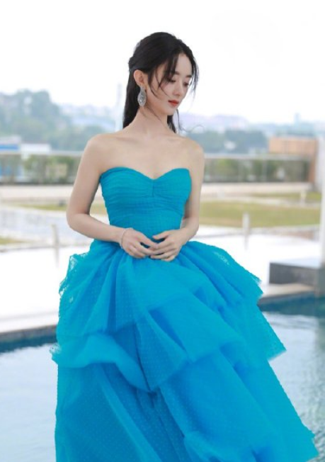 金鹰节颁奖晚会|金鹰节颁奖晚会，宋茜穿粉裙赵丽颖穿蓝裙，一起美出了新高度