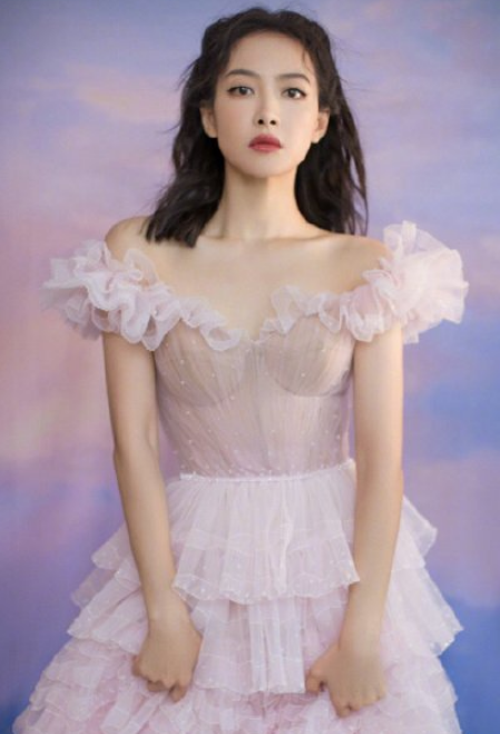 金鹰节颁奖晚会|金鹰节颁奖晚会，宋茜穿粉裙赵丽颖穿蓝裙，一起美出了新高度