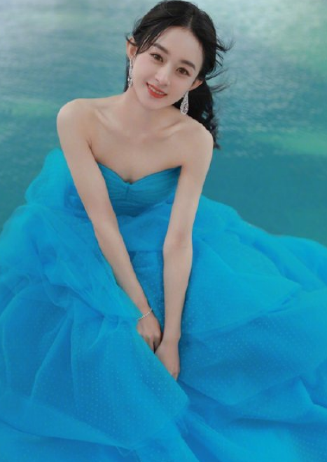 金鹰节颁奖晚会|金鹰节颁奖晚会，宋茜穿粉裙赵丽颖穿蓝裙，一起美出了新高度