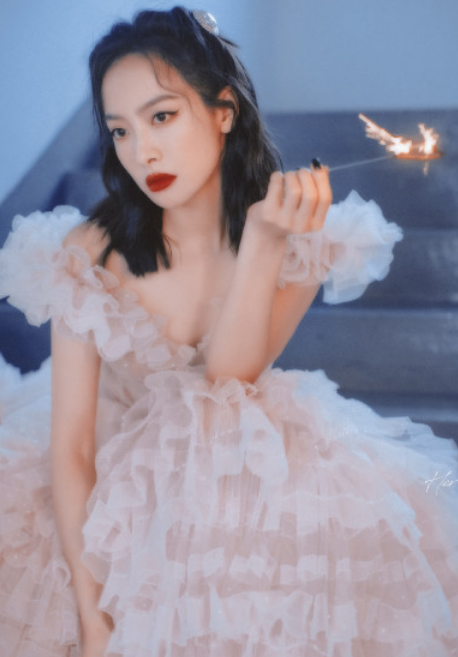 金鹰节颁奖晚会|金鹰节颁奖晚会，宋茜穿粉裙赵丽颖穿蓝裙，一起美出了新高度