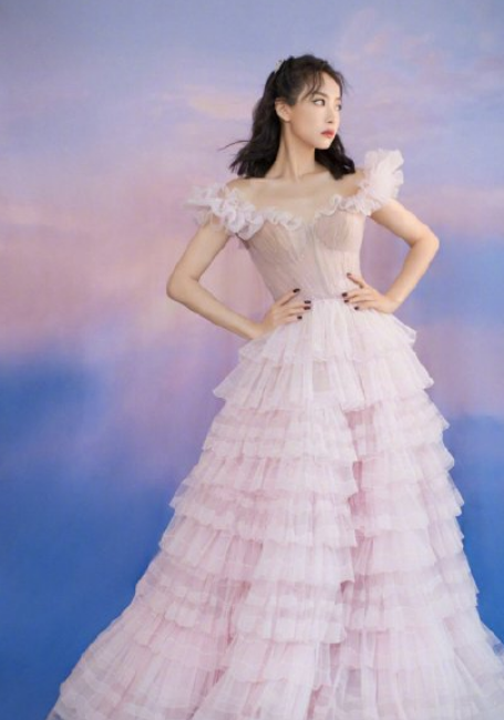 金鹰节颁奖晚会|金鹰节颁奖晚会，宋茜穿粉裙赵丽颖穿蓝裙，一起美出了新高度