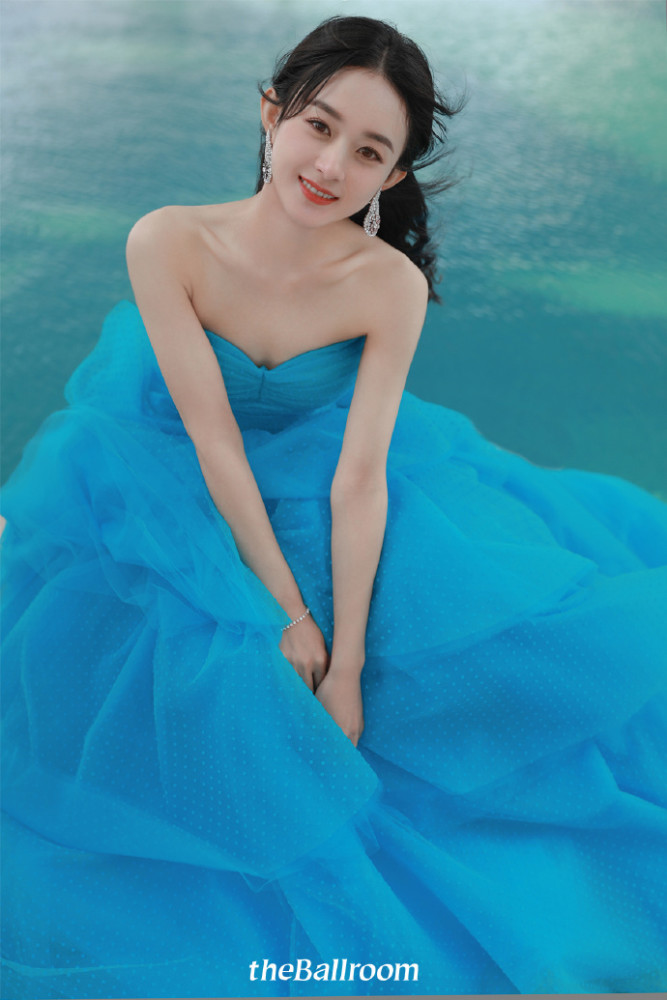 赵丽颖|赵丽颖金鹰节身穿过季礼服被嘲，造型师发声回应质疑