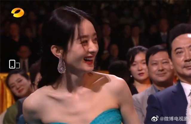 赵丽颖|赵丽颖金鹰节身穿过季礼服被嘲，造型师发声回应质疑