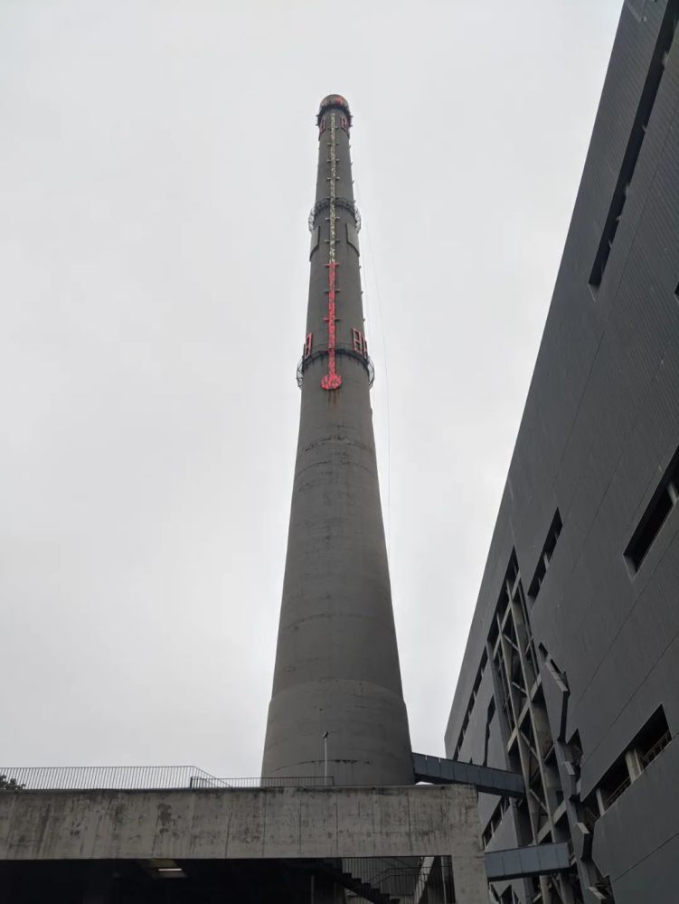 附近的地标就是这个带温度计的大烟囱了