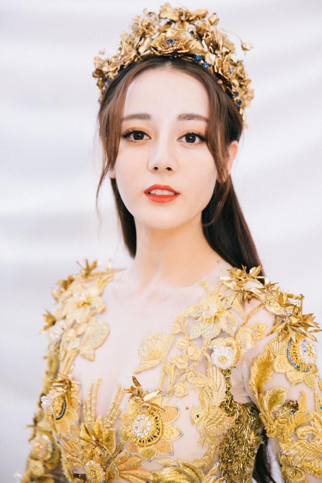 迪丽热巴|宋茜的礼服被吐槽后，网友公认：赵丽颖和迪丽热巴的礼服才最好看