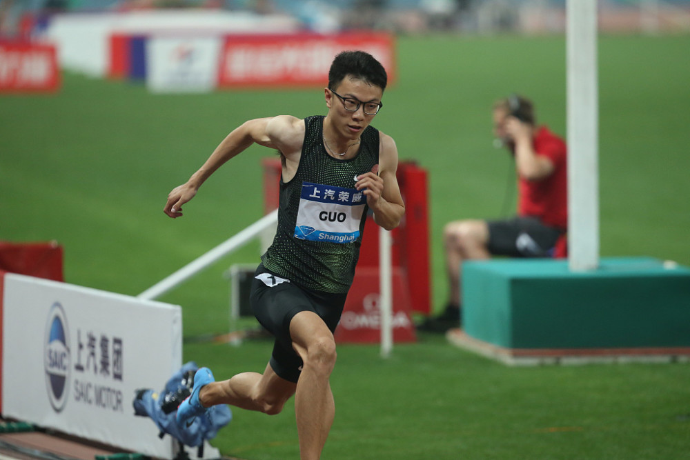 10秒64400米天王郭钟泽夺百米冠军曾因兴奋剂禁赛1年
