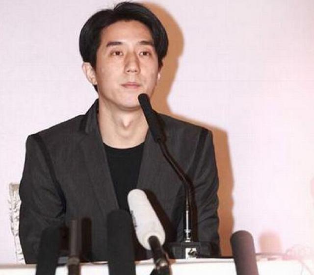 房祖名事件后罕见露面!37岁剃平头留胡子憔悴不已,成龙亲自给剃头!