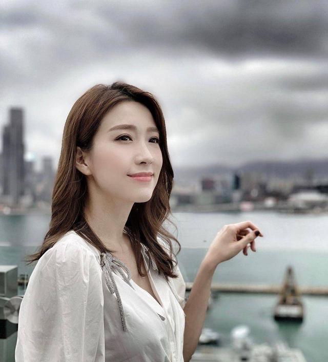 39岁姚子羚晒新妆容自拍眼睛又大又圆劲可爱获网友激赞