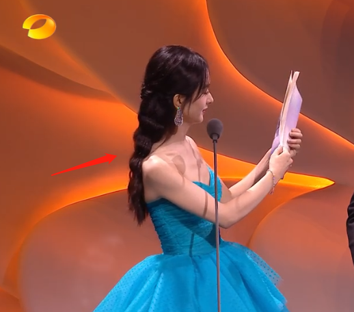 颜值|金鹰闭幕女星颜值大赏：赵丽颖两臂肌肉抢镜，虞书欣像穿粉色大蒜