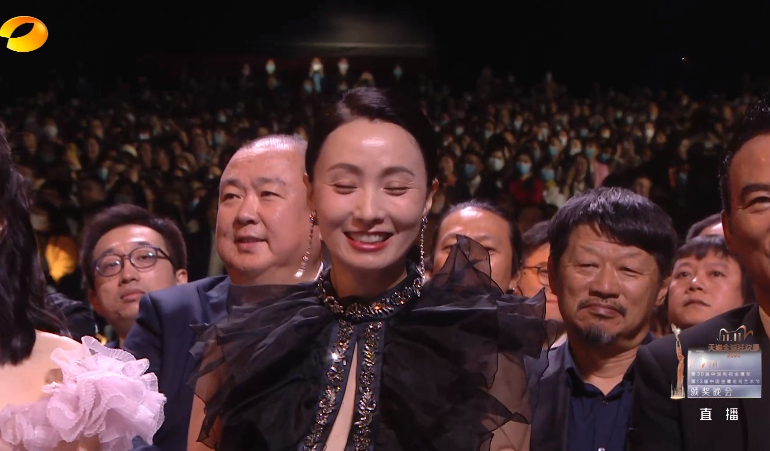 颜值|金鹰闭幕女星颜值大赏：赵丽颖两臂肌肉抢镜，虞书欣像穿粉色大蒜