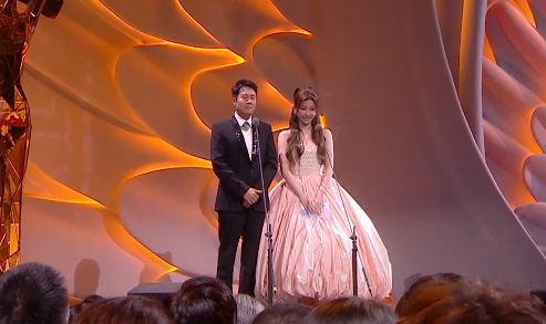 颜值|金鹰闭幕女星颜值大赏：赵丽颖两臂肌肉抢镜，虞书欣像穿粉色大蒜