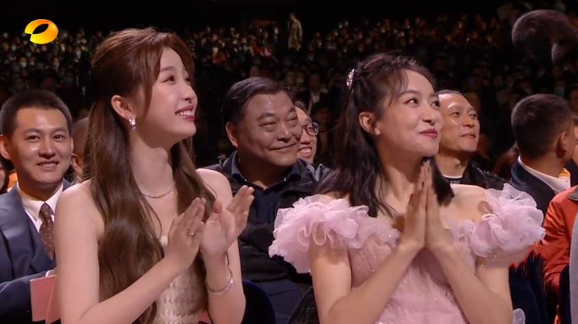 颜值|金鹰闭幕女星颜值大赏：赵丽颖两臂肌肉抢镜，虞书欣像穿粉色大蒜