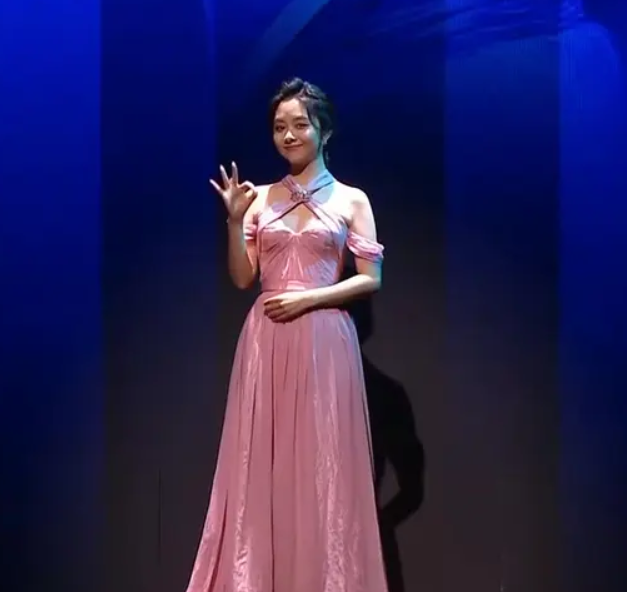 颜值|金鹰闭幕女星颜值大赏：赵丽颖两臂肌肉抢镜，虞书欣像穿粉色大蒜