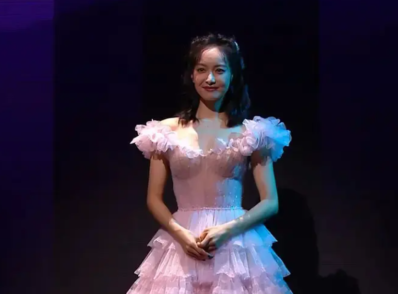 颜值|金鹰闭幕女星颜值大赏：赵丽颖两臂肌肉抢镜，虞书欣像穿粉色大蒜